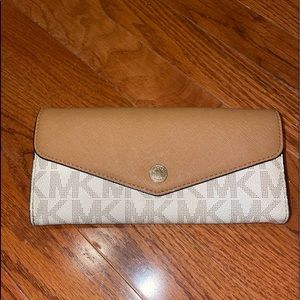 Michael kors wallet ✨